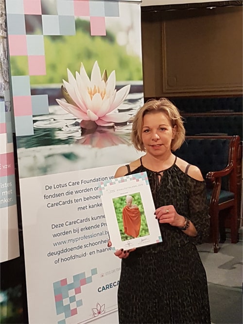 Fien met diploma van kanker hair professional.