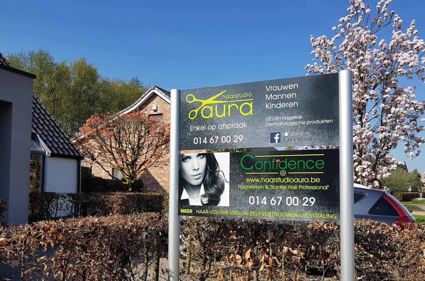 Reclame bord buiten bij het kapsalon.